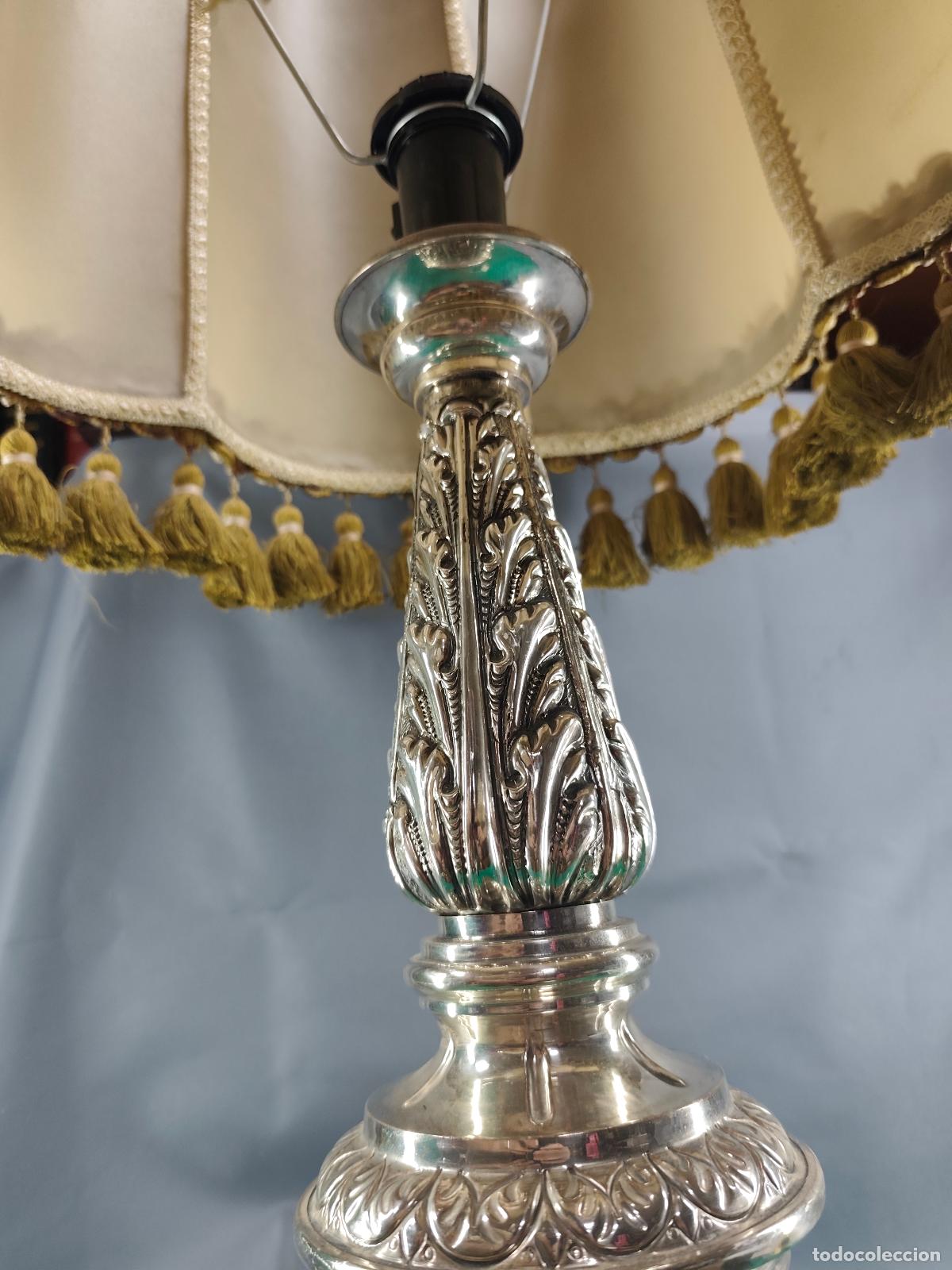 Vintage: lampara de metal plateado en pleno funcionamiento