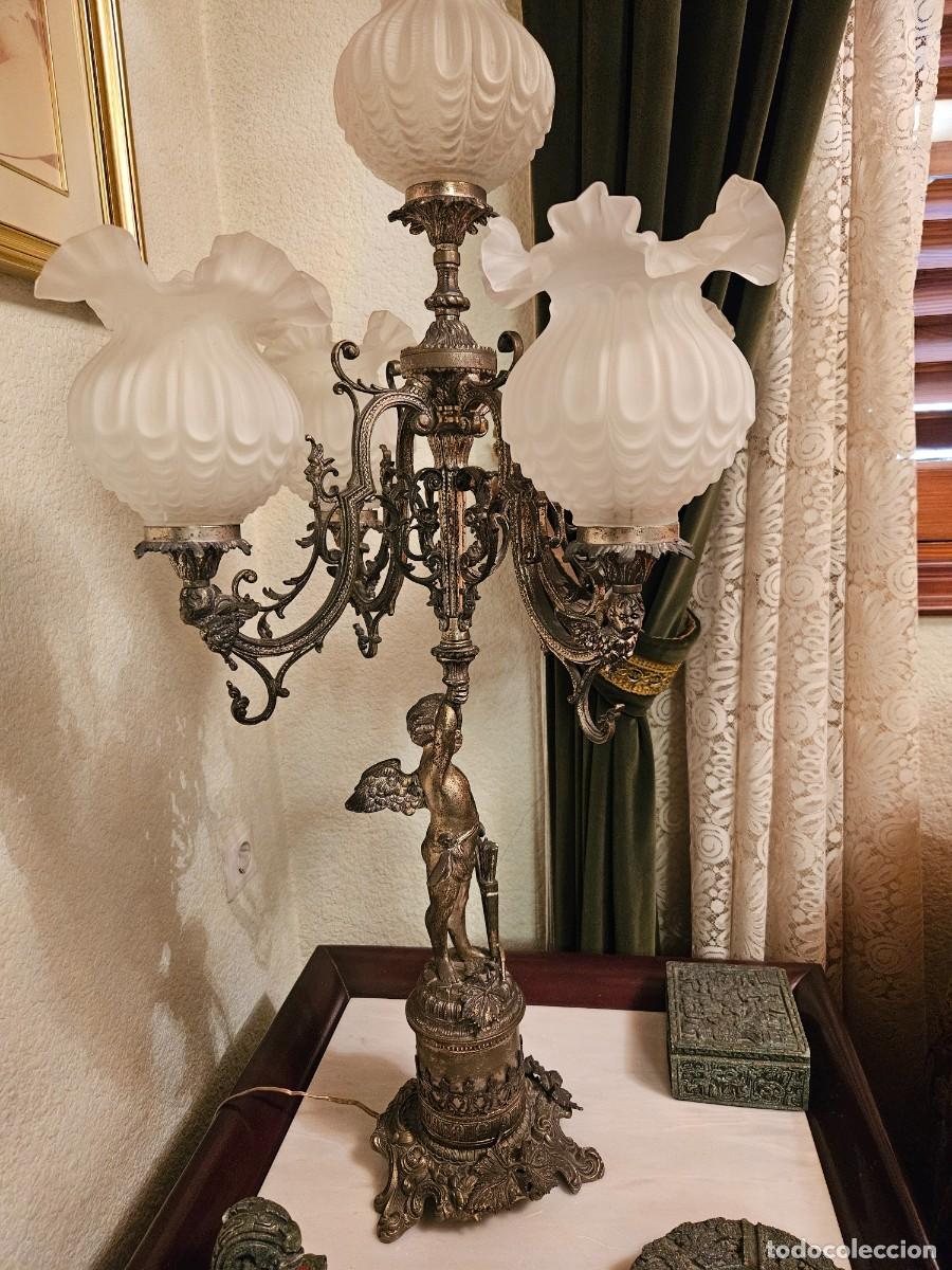 Vintage: L&Aacute;MPARA DE SOBREMESA ANTIGUA DE BRONCE CON FIGURA ALADA Y TRES TULIPAS DE CRISTAL