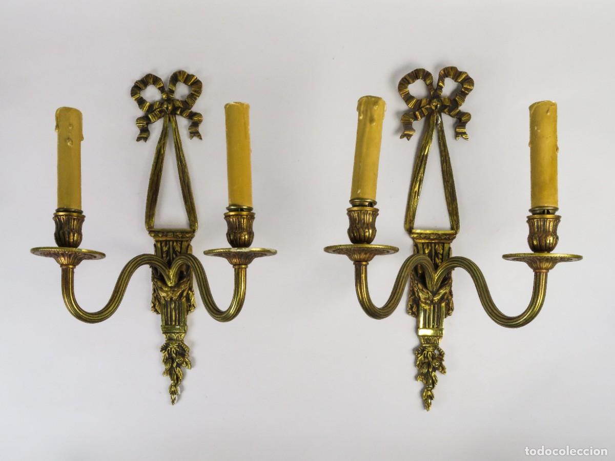 Vintage: Pareja de apliques de dos brazos en bronce de estilo Luis XVI rematados en lazada siglo XX