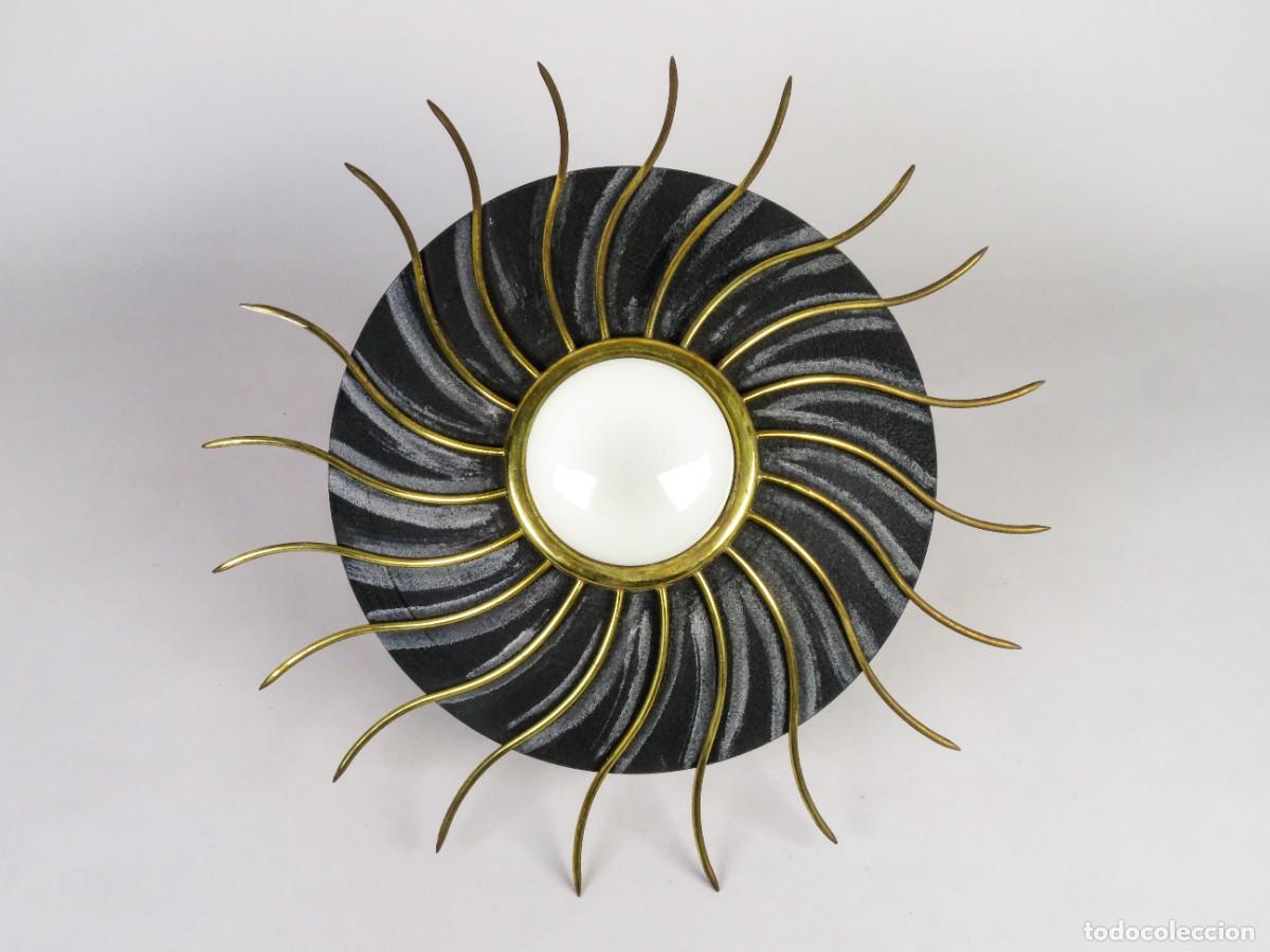 Vintage: L&aacute;mpara plaf&oacute;n de techo de hierro y decoraci&oacute;n sol en lat&oacute;n siglo XX