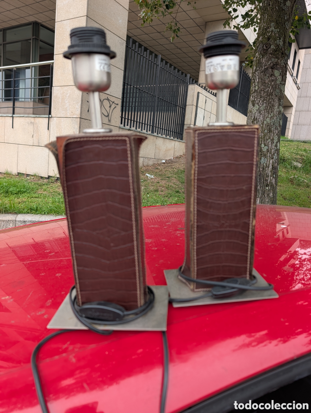 Vintage: Pareja de l&aacute;mparas de sobremesa Ilexpa - Cuero grabado efecto cocodrilo y acero - Dise&ntilde;o moderno