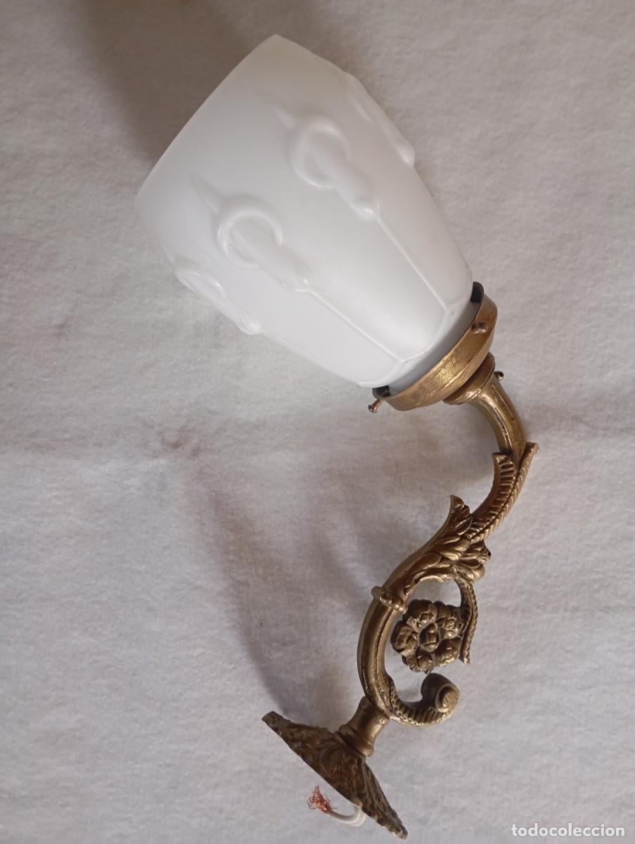 Vintage: Aplique con tulipa de opalina Art Deco