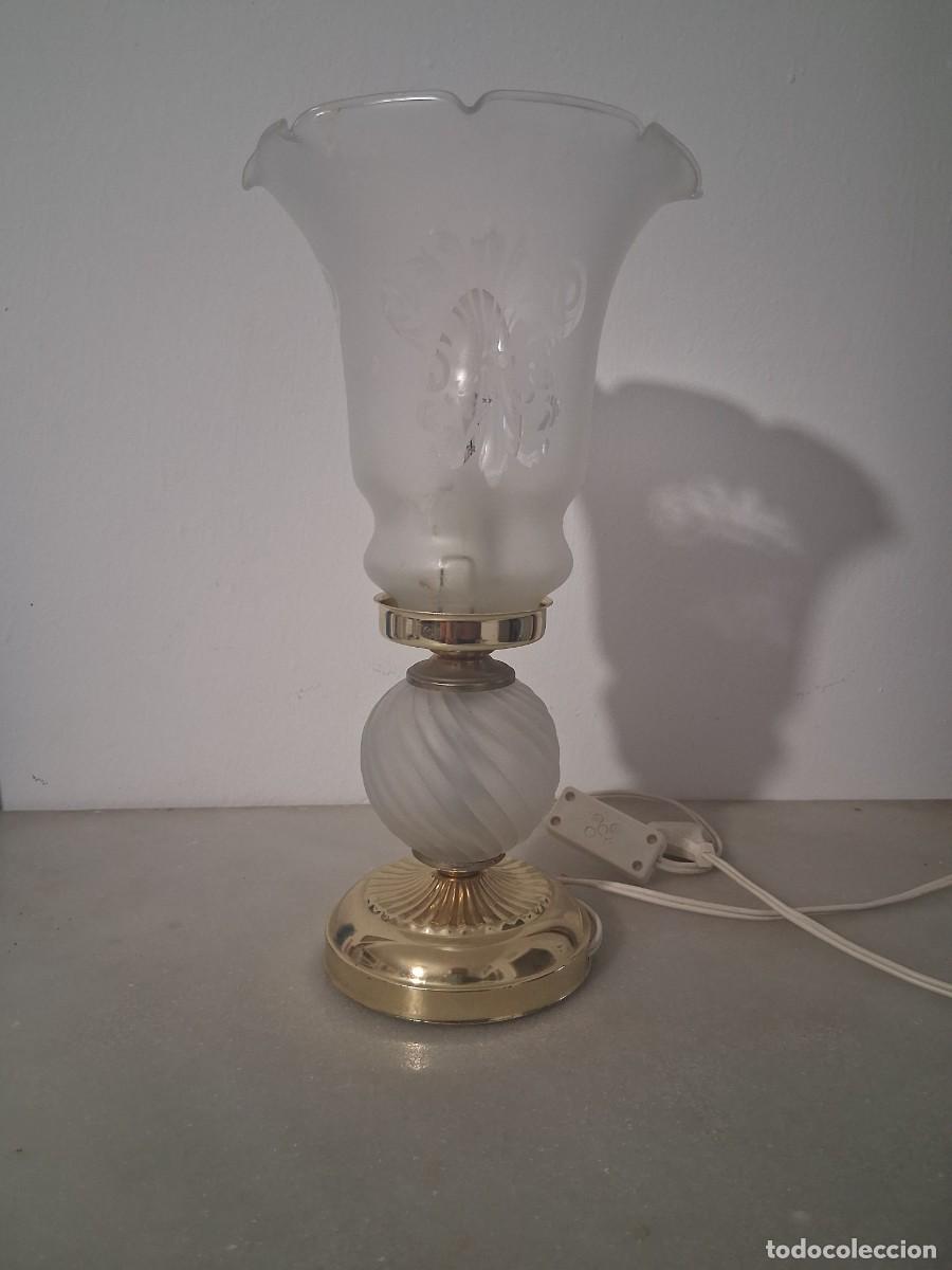 Vintage: L&aacute;mpara de mesita noche vintage cl&aacute;sico base y detalles met&aacute;licos dorados vidrio esmerilado