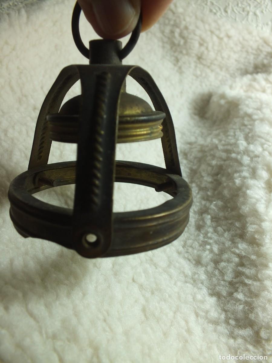 Vintage: PIEZA L&Aacute;MPARA FAROL EN LAT&Oacute;N CON ARGOLLA Y SOPORTE PARA EL CASQUILLO