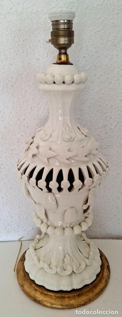 Vintage: L&aacute;mpara Manises vintage blanca esmaltada calada vidriada interruptor giratorio funciona 53 cm alto