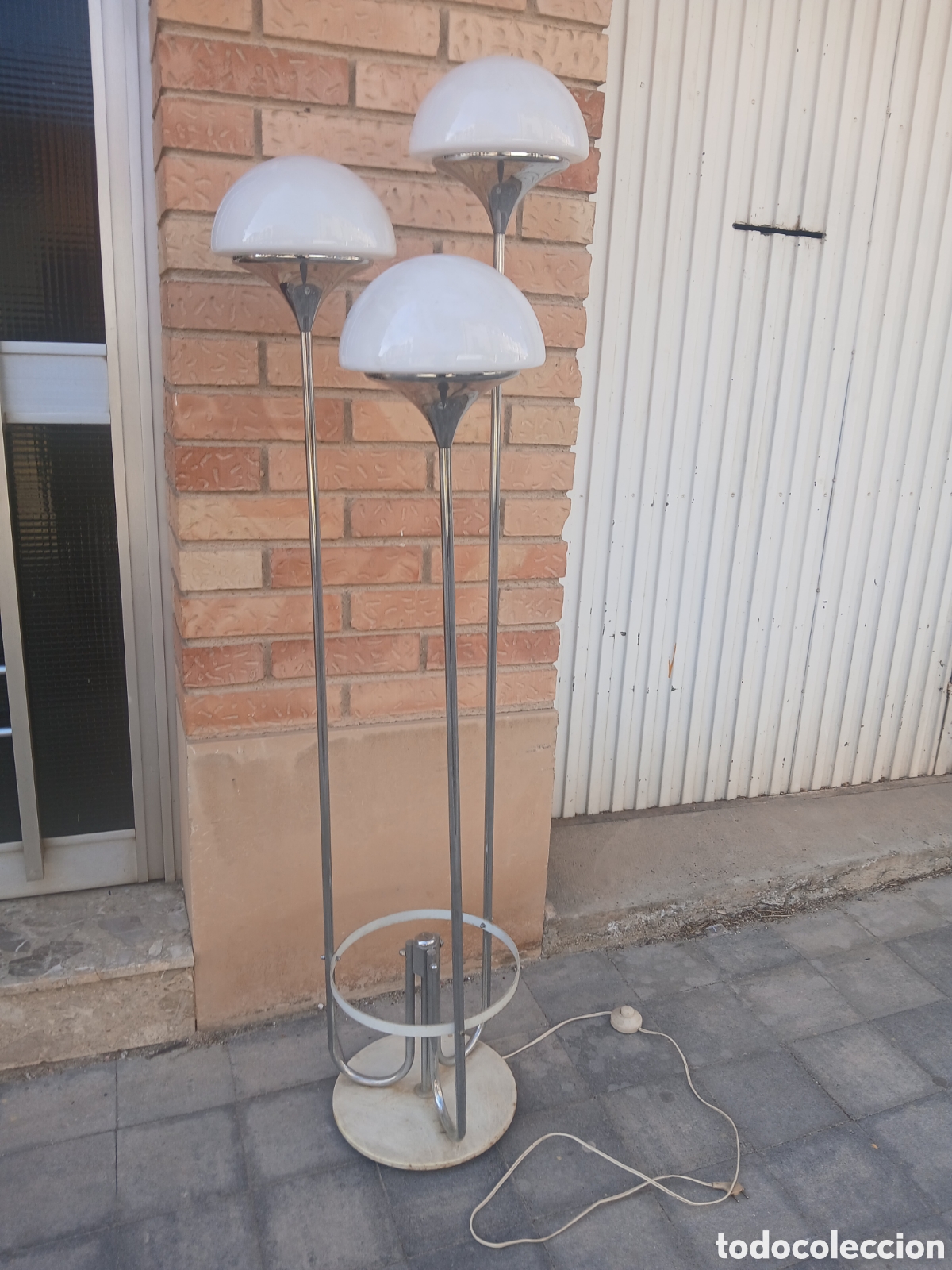 Vintage: Lampara de pie cromada con 3 opalinas de estiluz de los a&ntilde;os 70
