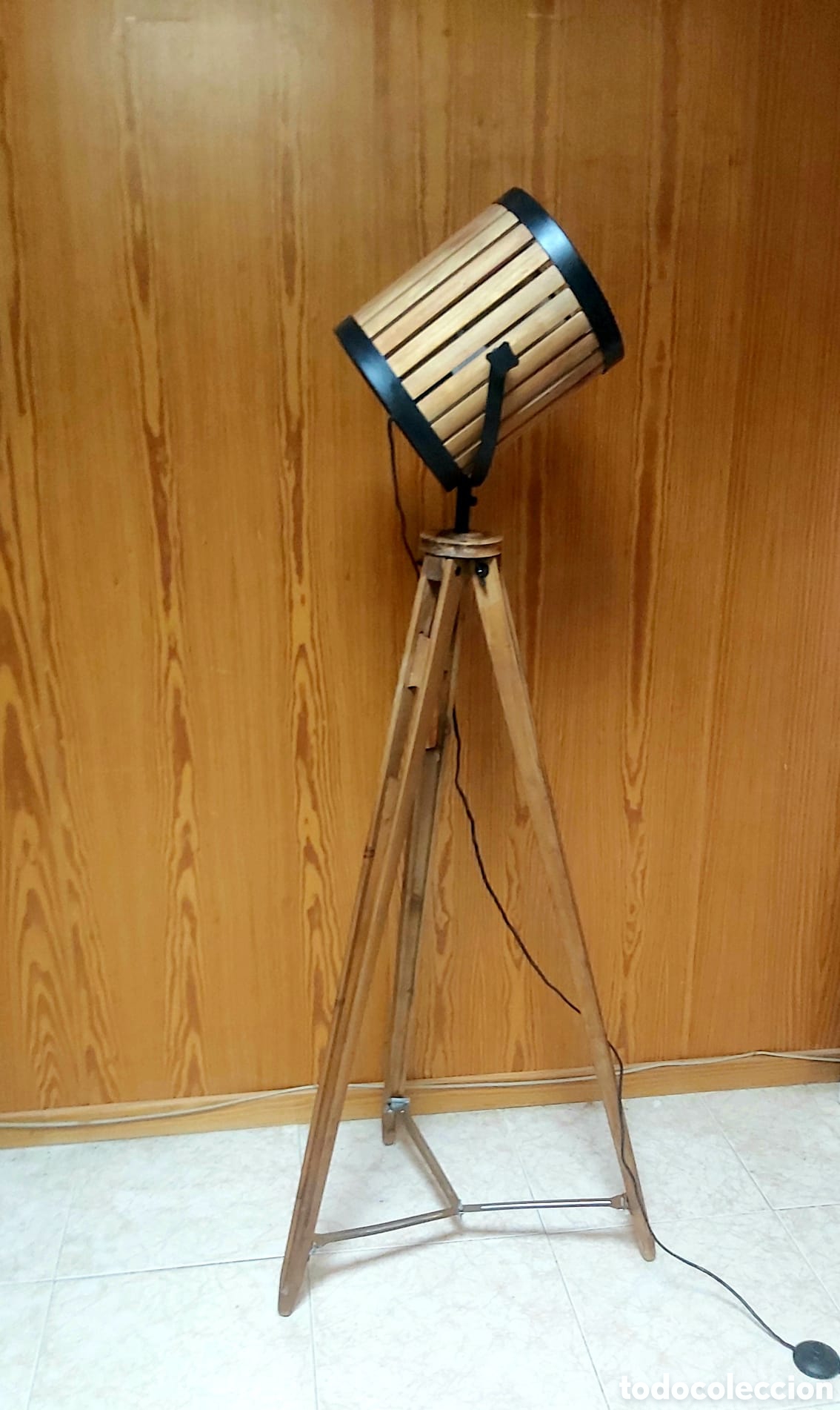 Vintage: L&aacute;mpara de pie con tr&iacute;pode de madera maciza - Foto 2