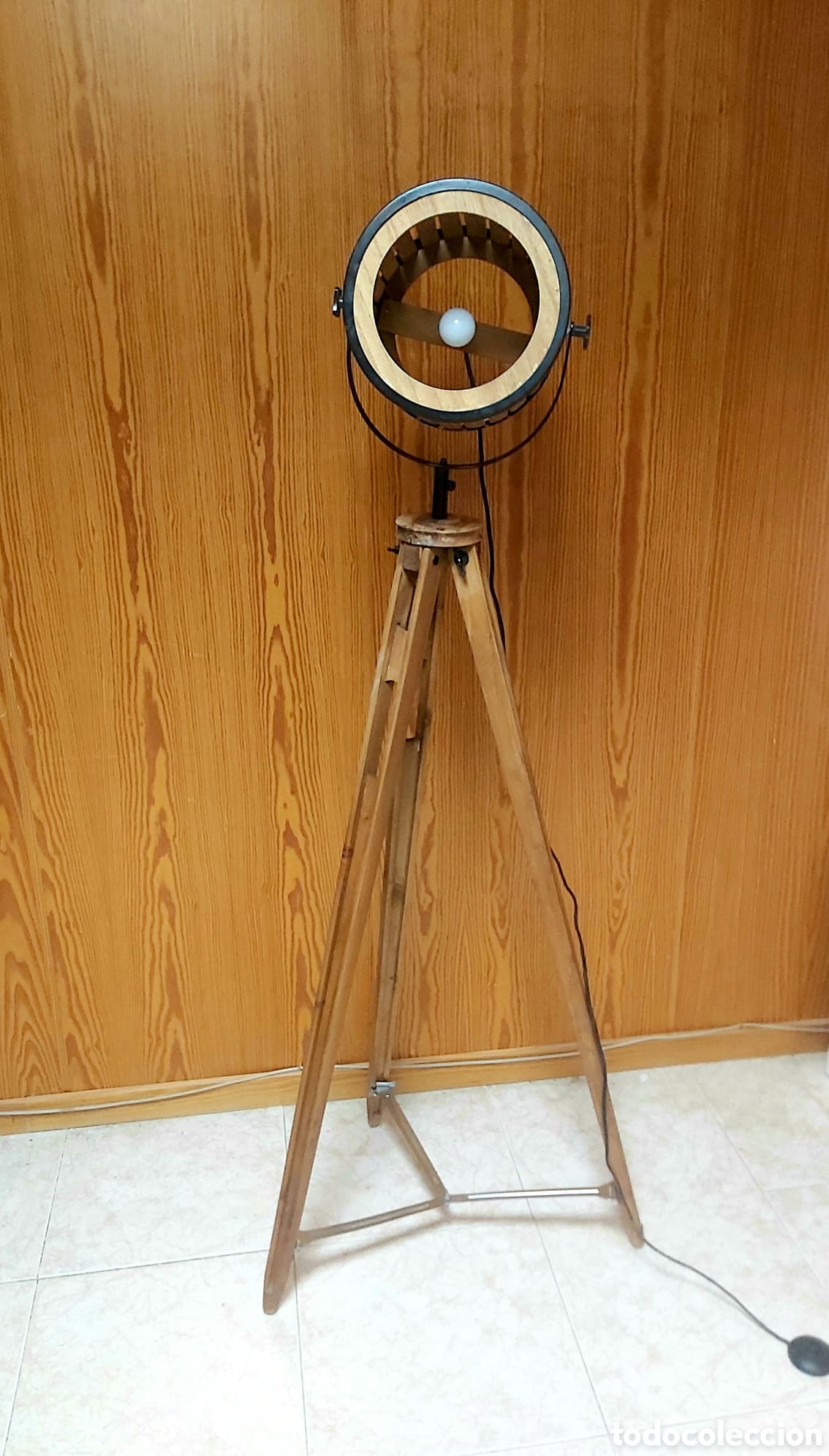 Vintage: L&aacute;mpara de pie con tr&iacute;pode de madera maciza - Foto 3
