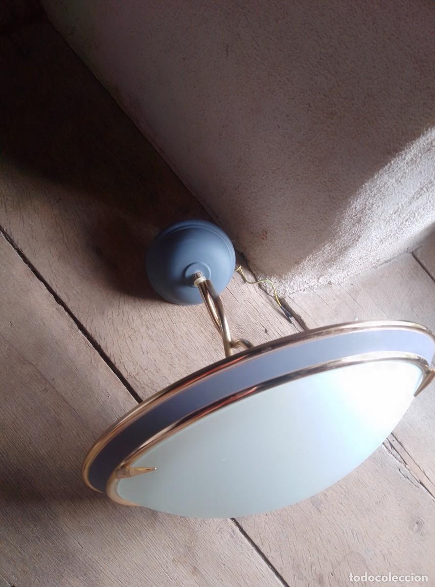 Vintage: L&aacute;mpara de techo semiplafon. Met&aacute;lica. Azul y dorada. Cristal opalino