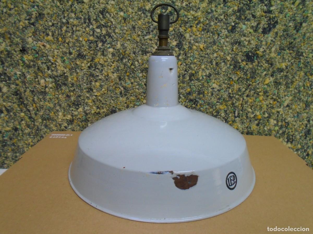 Vintage: ANTIGUA LAMPARA DE TECHO ESTILO INDUSTRIAL DE HIERRO ESMALTADO,MARCA I.E.P.