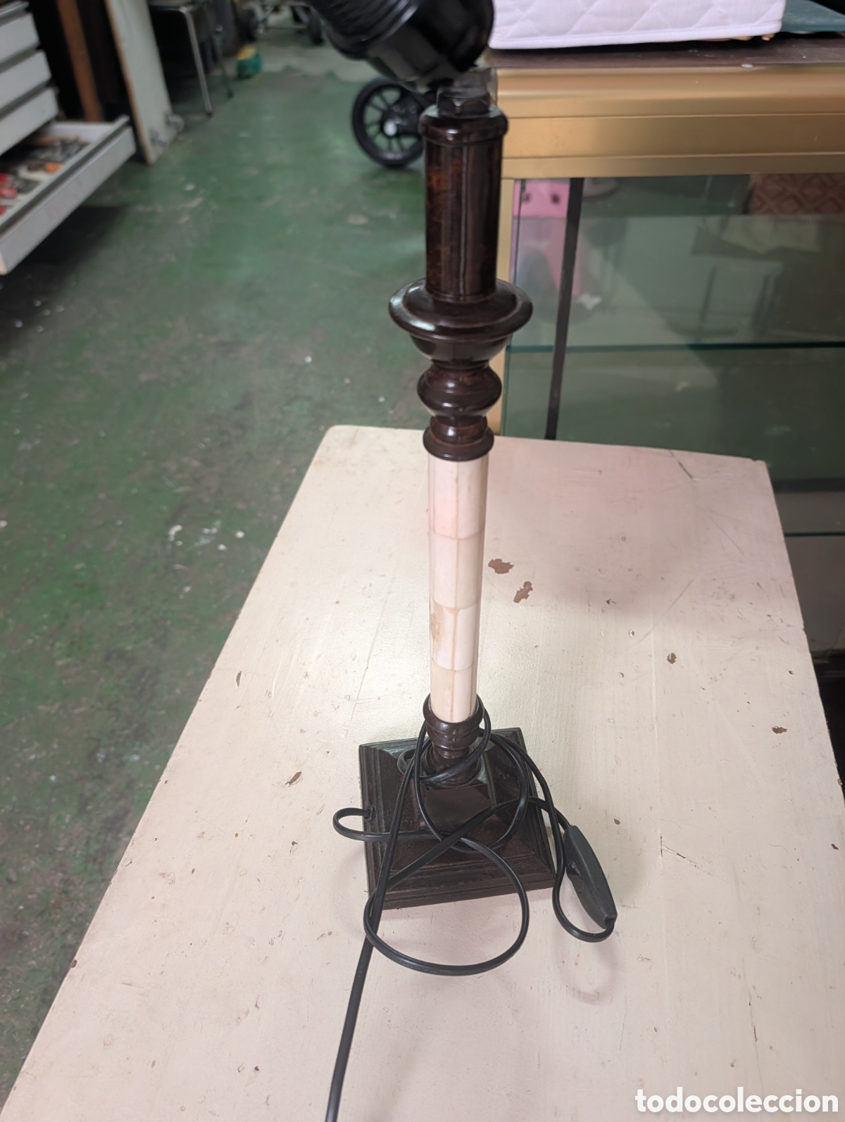 Vintage: pie de l&aacute;mpara de sobremesa colonial. Madera torneada y teselas de hueso. 46 cm.