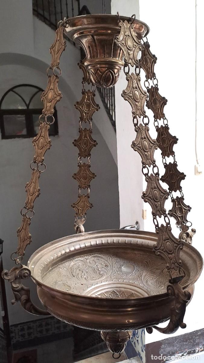 Vintage: LAMPARA ECLESIASTICA ANTIGUA DE METAL PLATEADO CON RECIPIENTE CENTRAL REPUJADO. LAMPARAIGLESIA.01