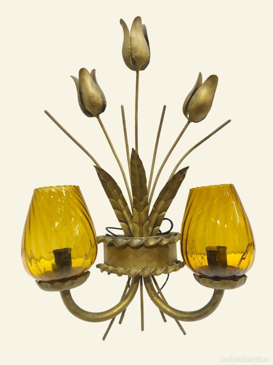 Vintage: Aplique dorado vintage con tulipas de cristal &aacute;mbar y decoraci&oacute;n vegetal, a&ntilde;os 80