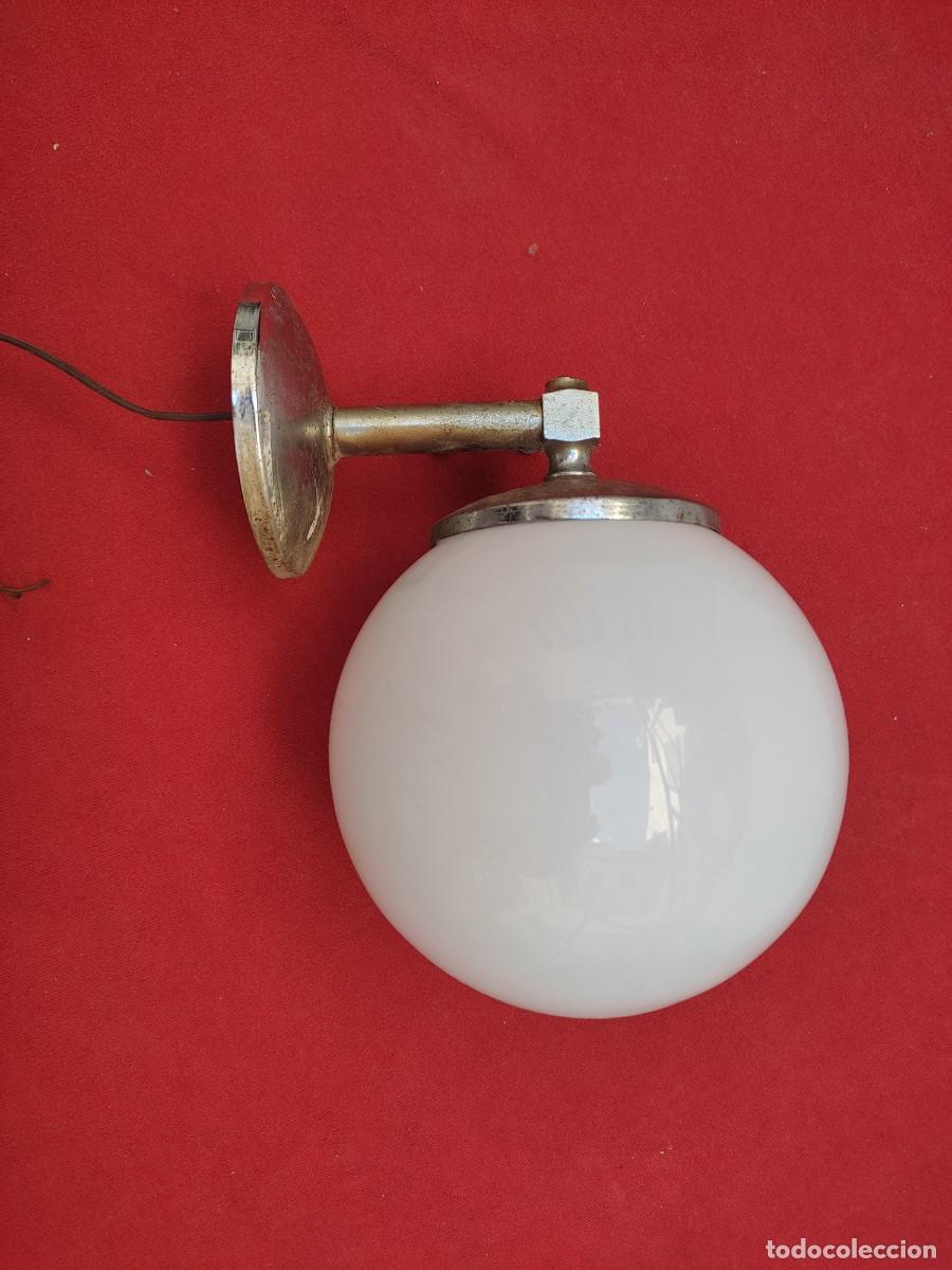 Vintage: aplique de metal cromado de pared con globo de cristal blanco - vintage