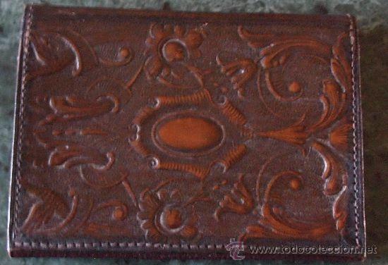 Vintage: Cartera - Billetero de cuero repujado. - Foto 2