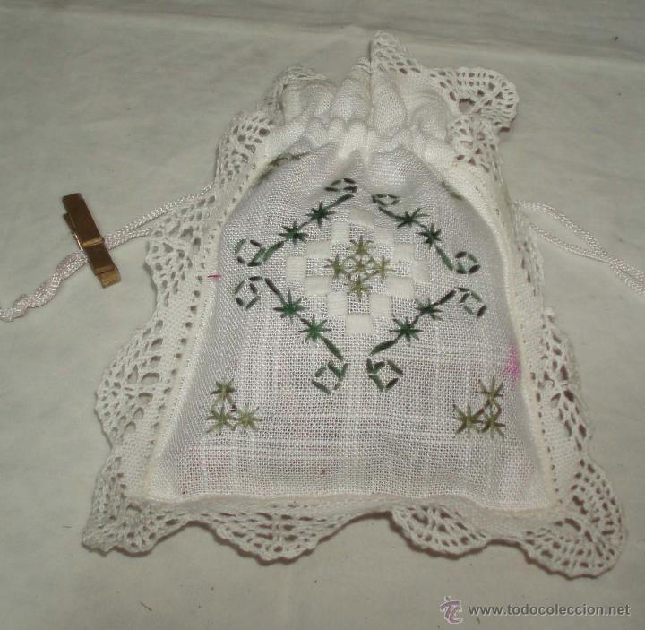 Vintage: bolsa bordada con remate a ganchillo - Foto 1