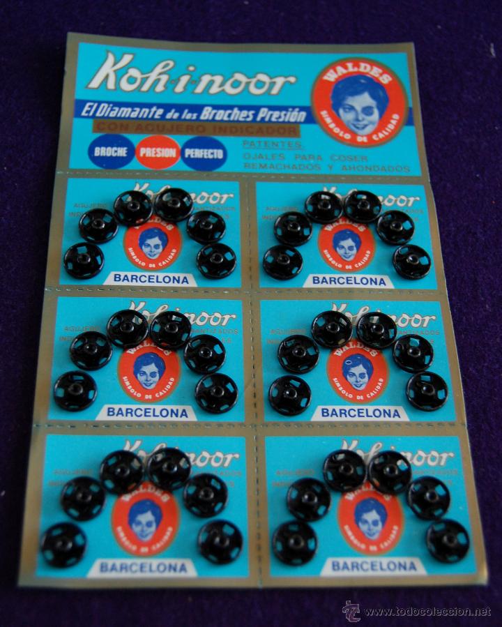 Corchetes con muelle, marca KOH-I-NOOR, de color plateado.