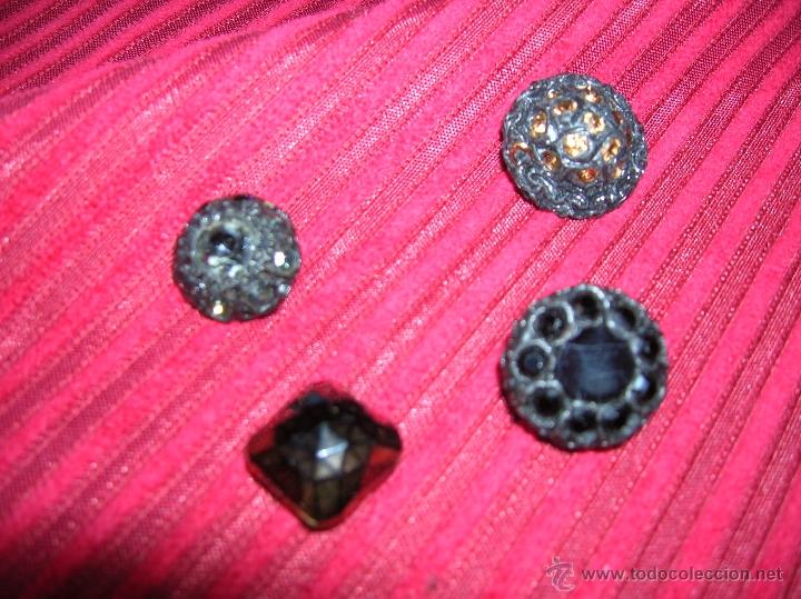 Vintage: Cuatro preciosos botones,todos diferentes - Foto 1