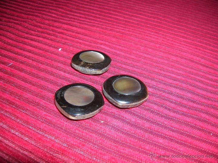 Vintage: Tres antiguos botones de peleteria marrones y rosaceos - Foto 1