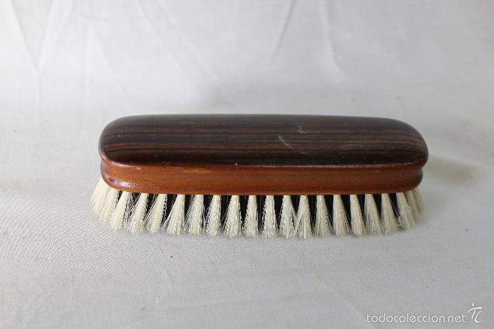 Vintage: cepillo antiguo en madera y cerda - Foto 1