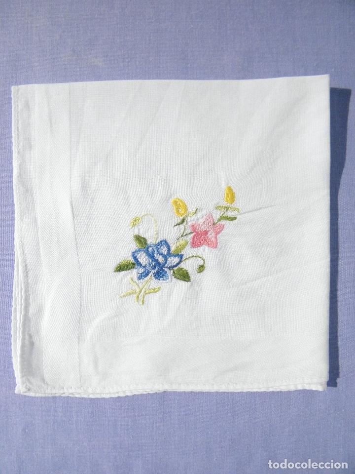 Vintage: Pa&ntilde;uelo antiguo de algod&oacute;n con bordado floral - Foto 1
