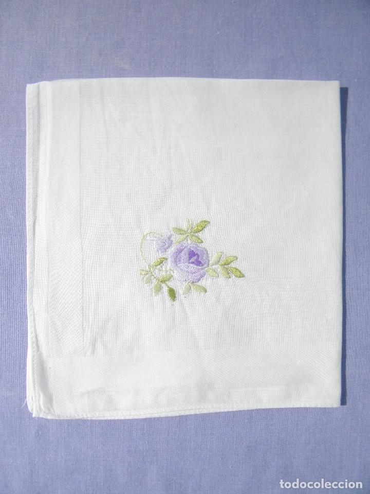 Vintage: Pa&ntilde;uelo antiguo de algod&oacute;n con bordado floral - Foto 1