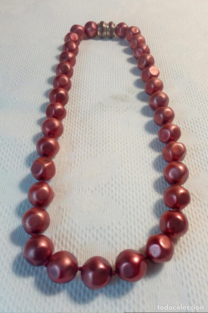 Vintage: COLLAR DE CUENTAS MET&Aacute;LICAS Y CIERRE DE IMAN. - Foto 1