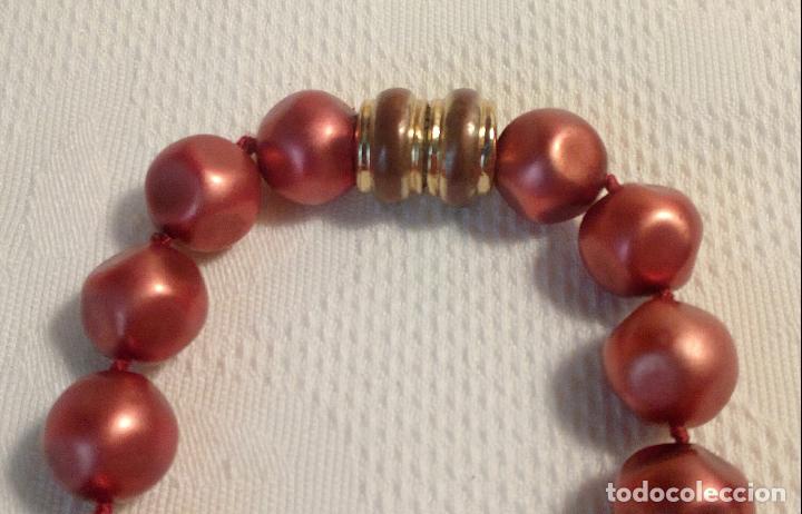 Vintage: COLLAR DE CUENTAS MET&Aacute;LICAS Y CIERRE DE IMAN. - Foto 2