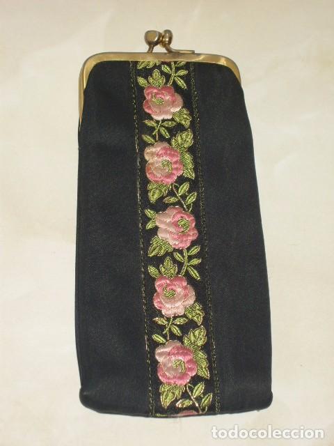 Vintage: FUNDA PARA GAFAS O VARIOS CON BORDADOS DE ROSAS.A&Ntilde;OS 70.