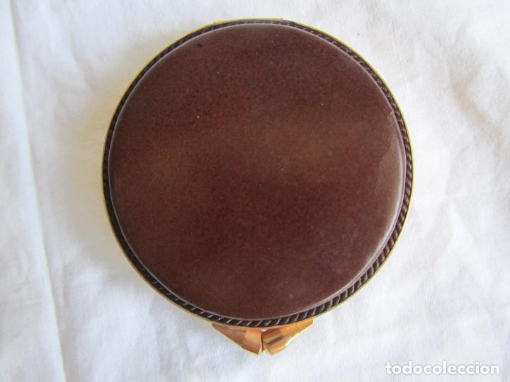 Vintage: Polvera de cuero o material. Grabado dorado Polvera - Foto 4