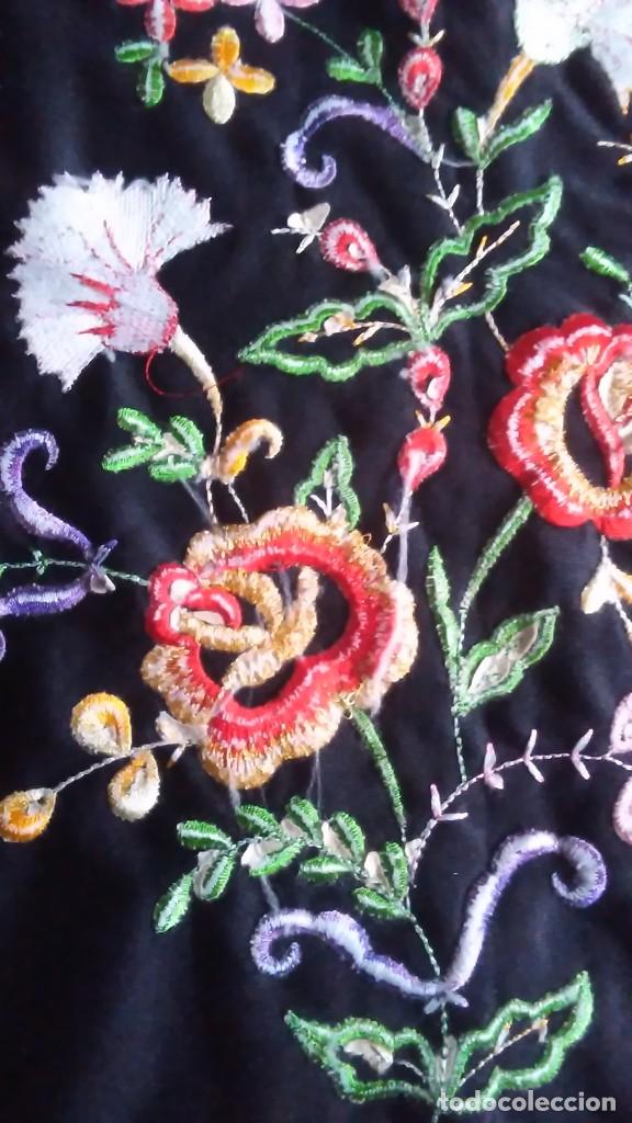 Vintage: Mant&oacute;n negro triangular de terciopelo bordado con flores - Foto 1