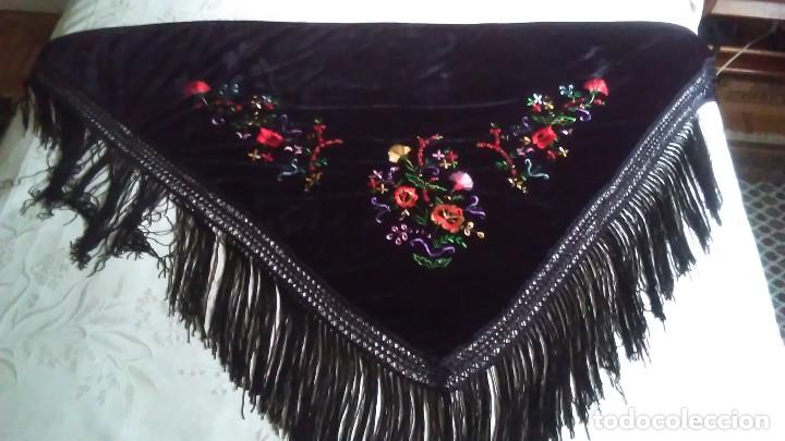 Vintage: Mant&oacute;n negro triangular de terciopelo bordado con flores - Foto 2