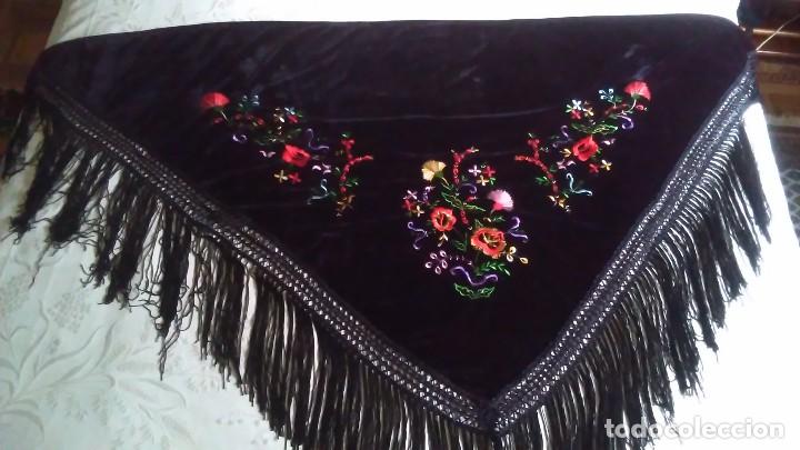 Vintage: Mant&oacute;n negro triangular de terciopelo bordado con flores - Foto 3