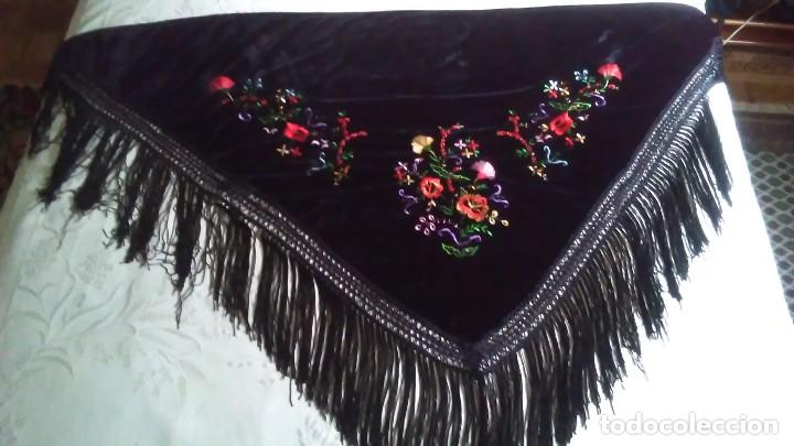 Vintage: Mant&oacute;n negro triangular de terciopelo bordado con flores - Foto 4