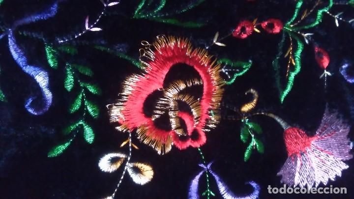 Vintage: Mant&oacute;n negro triangular de terciopelo bordado con flores - Foto 5
