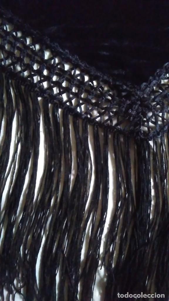 Vintage: Mant&oacute;n negro triangular de terciopelo bordado con flores - Foto 6