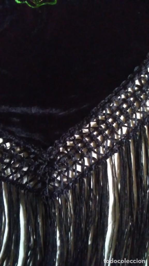 Vintage: Mant&oacute;n negro triangular de terciopelo bordado con flores - Foto 7