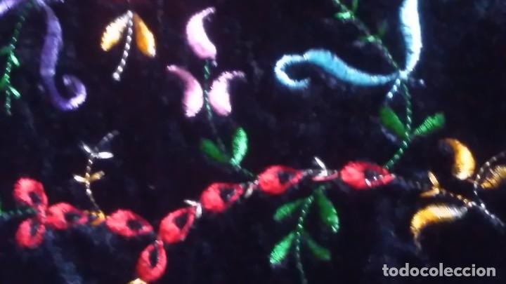 Vintage: Mant&oacute;n negro triangular de terciopelo bordado con flores - Foto 9