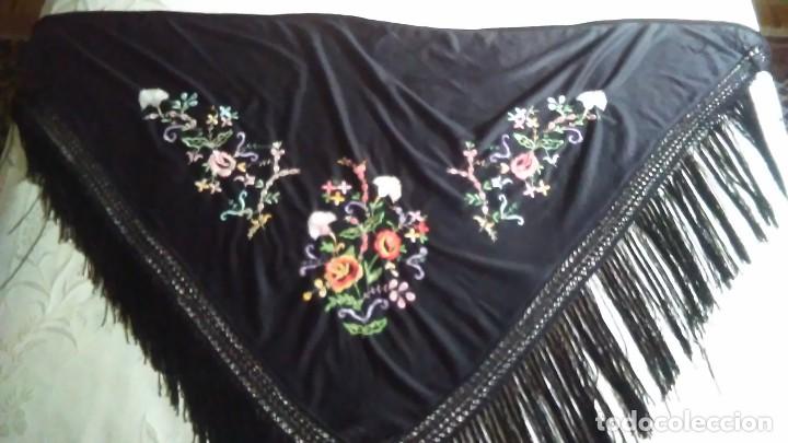 Vintage: Mant&oacute;n negro triangular de terciopelo bordado con flores - Foto 11