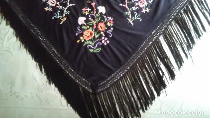 Vintage: Mant&oacute;n negro triangular de terciopelo bordado con flores - Foto 12