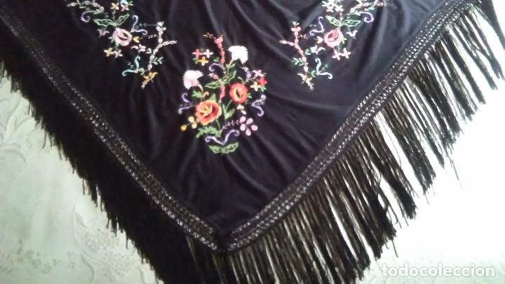 Vintage: Mant&oacute;n negro triangular de terciopelo bordado con flores - Foto 13
