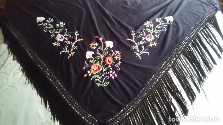 Vintage: Mant&oacute;n negro triangular de terciopelo bordado con flores - Foto 14