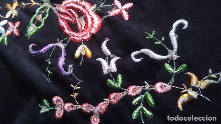 Vintage: Mant&oacute;n negro triangular de terciopelo bordado con flores - Foto 16