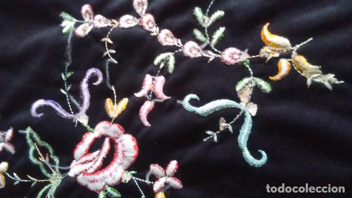 Vintage: Mant&oacute;n negro triangular de terciopelo bordado con flores - Foto 17