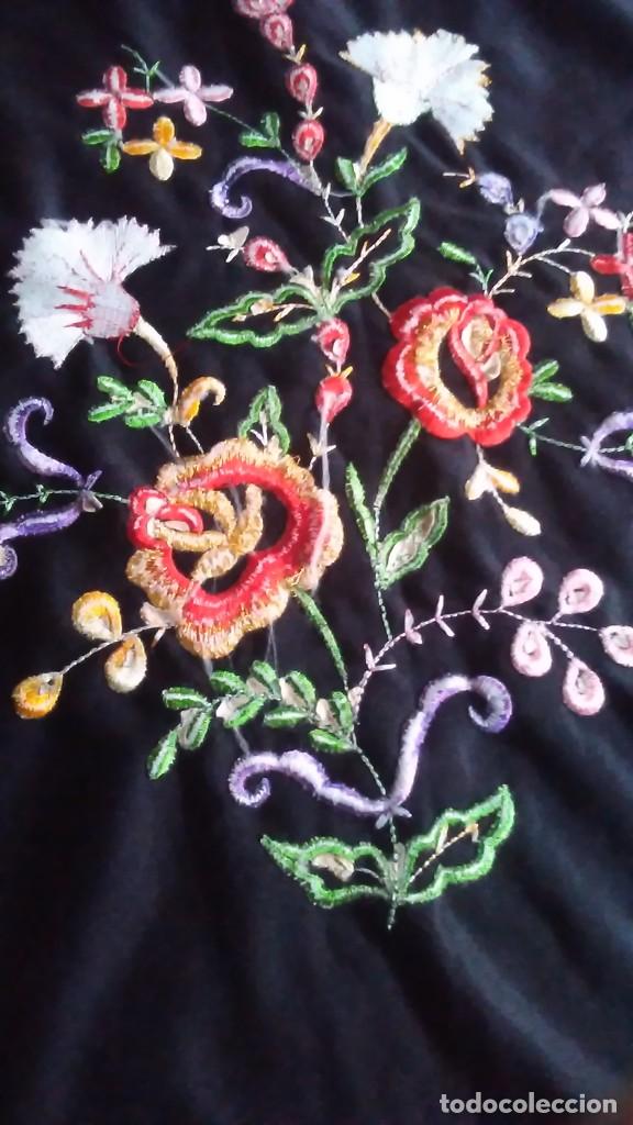 Vintage: Mant&oacute;n negro triangular de terciopelo bordado con flores - Foto 20