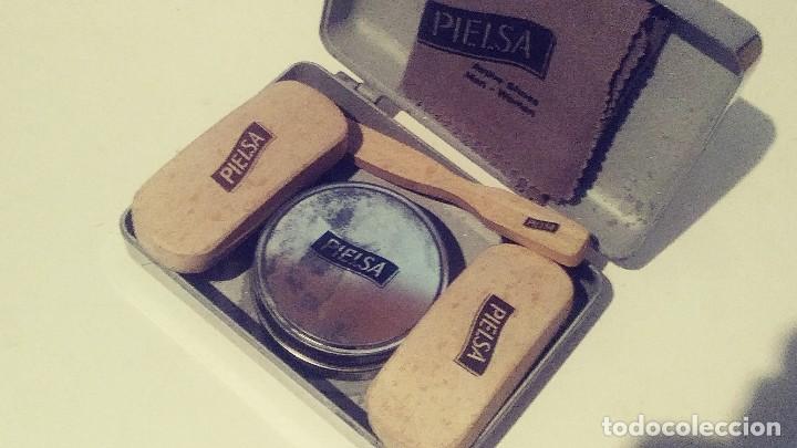 Vintage: CAJA PIELSA CON OBJETOS LIMPIABOTAS - Foto 1