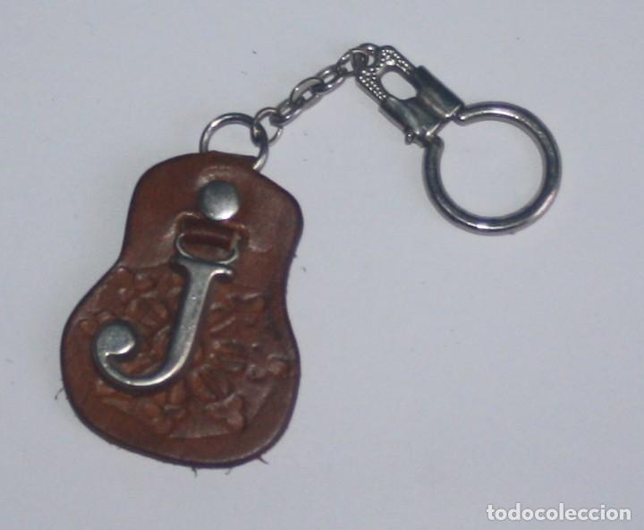 Vintage: Llavero de cuero repujado con letra J de metal