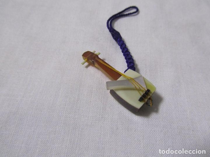 Vintage: Guitarra en miniatura fabricada con pl&aacute;stico - Foto 2