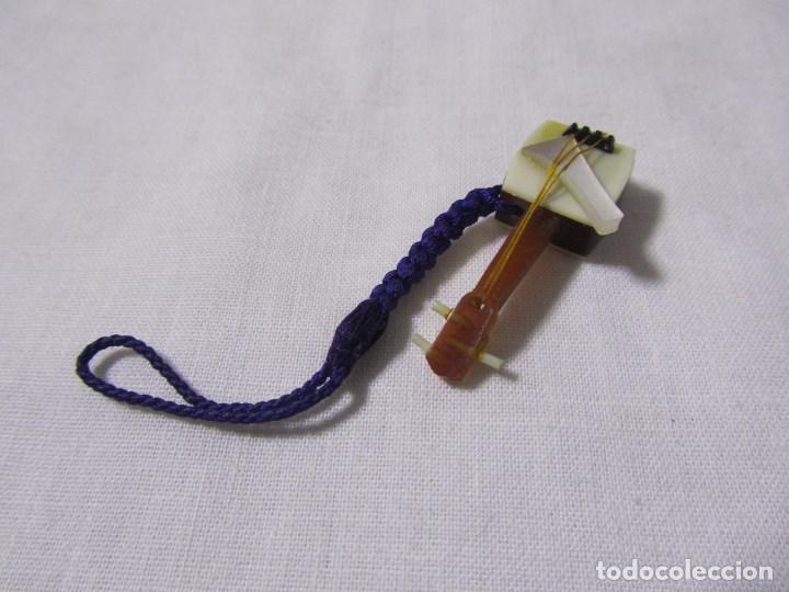 Vintage: Guitarra en miniatura fabricada con pl&aacute;stico - Foto 3