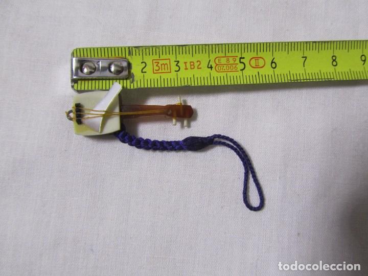 Vintage: Guitarra en miniatura fabricada con pl&aacute;stico - Foto 7